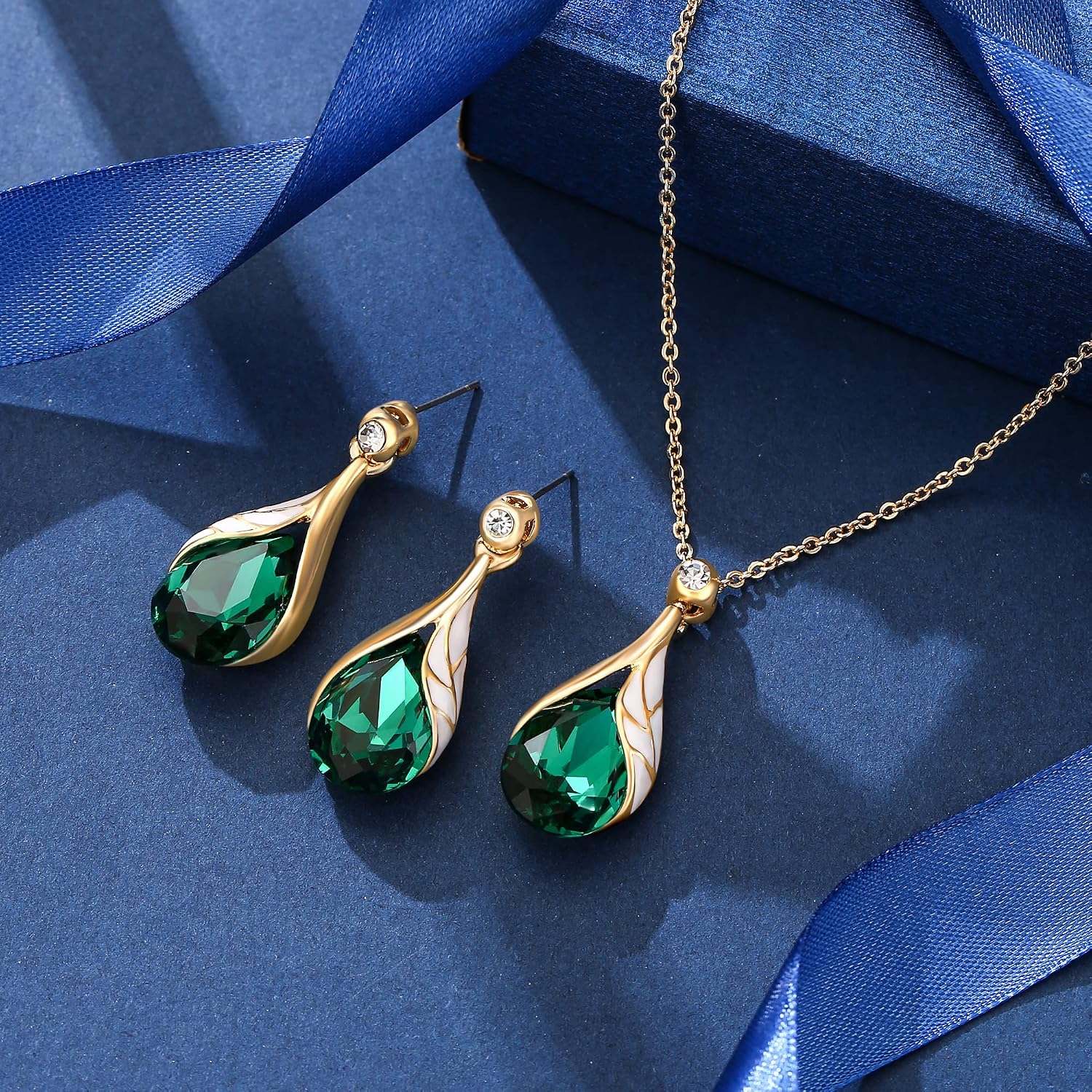 Detalle de Parure bijoux de mariage Clearine (collier + boucles d’oreilles) goutte d’eau, feuille émail, cristal autrichien et strass