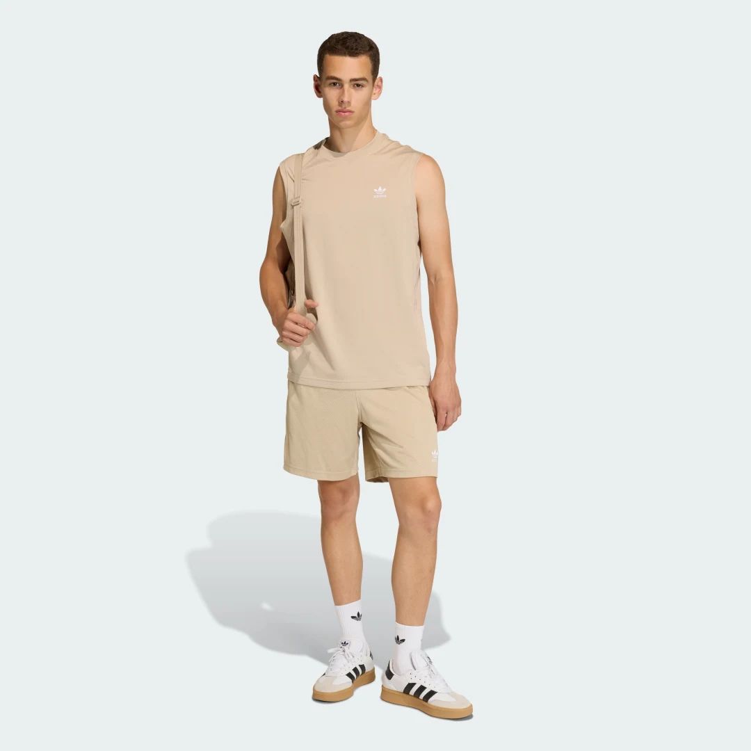Detalle de Camiseta sin mangas Trefoil Essentials de Adidas — estilo básico y cómodo en color beige