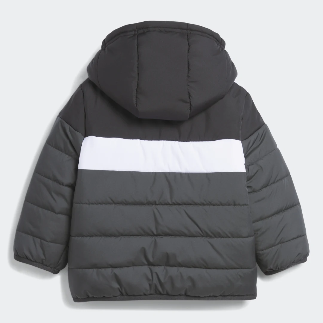 Detalle de Chaqueta acolchada Kids de Adidas: comodidad en negro para los peques