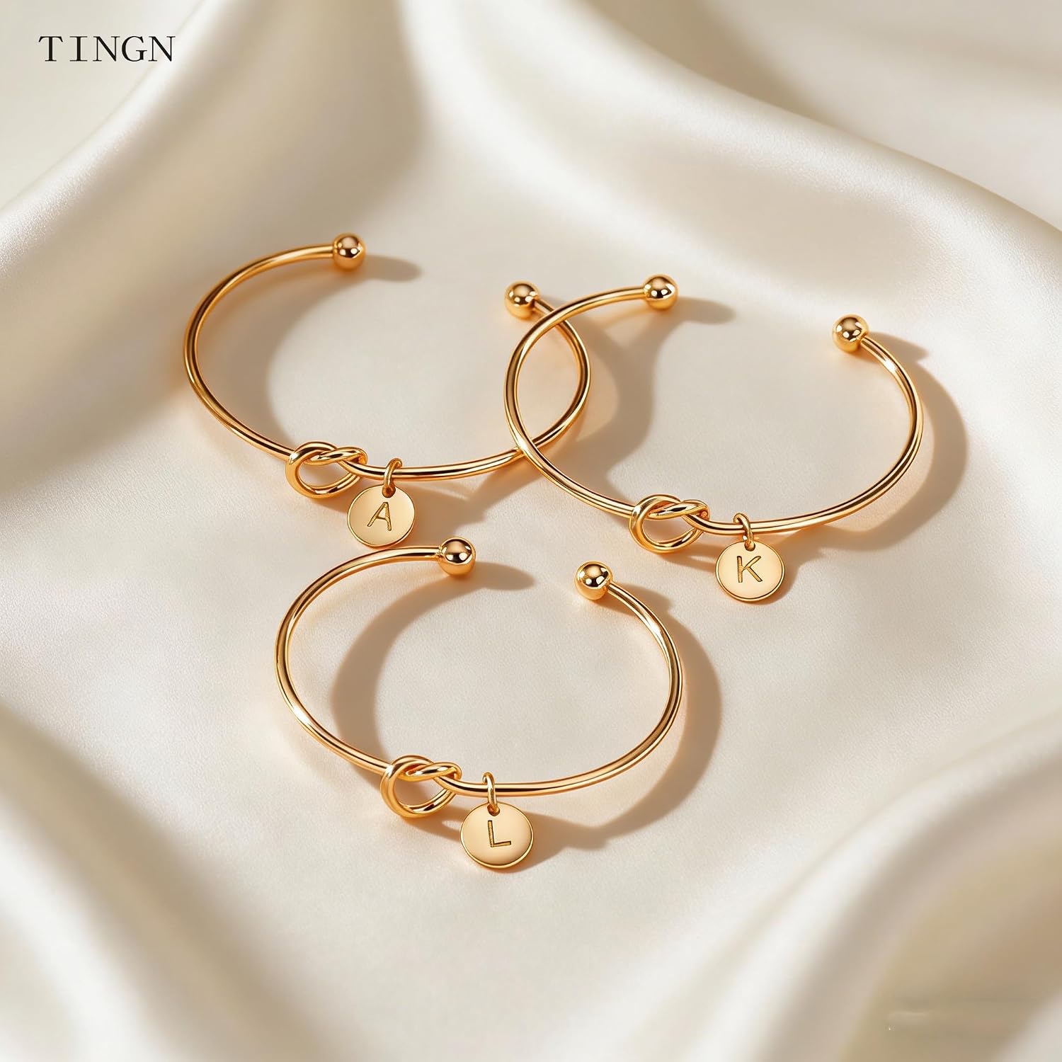 Detalle 2 de TINGN Bracelet femme en or plaqué 14 carats avec initiales — noeud d'amour et monogramme