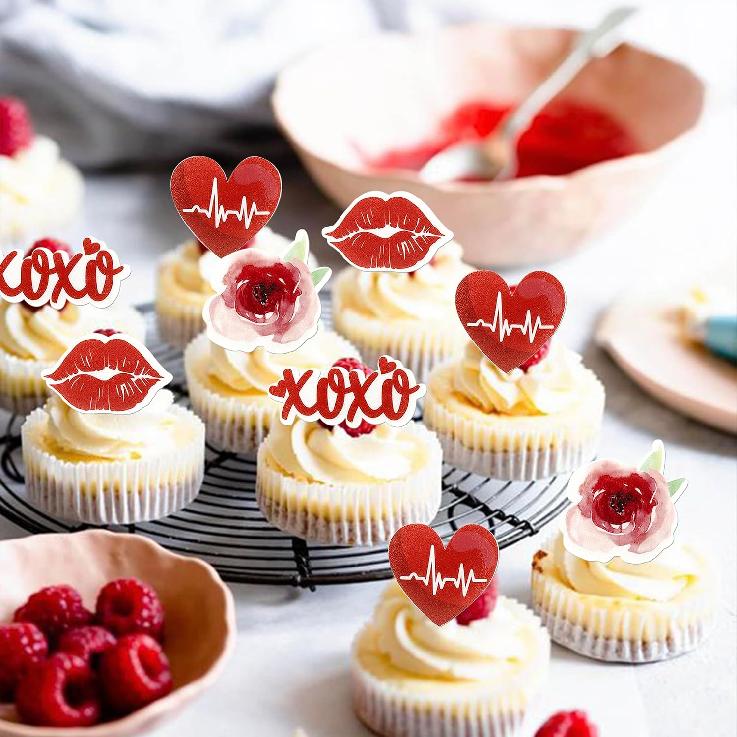 Detalle 2 de Xsstarmi 60 Pack Valentine’s Edible Cupcake Toppers (Rice Paper Lips, Love Heart & Rose) – Pre-assembled Decorations