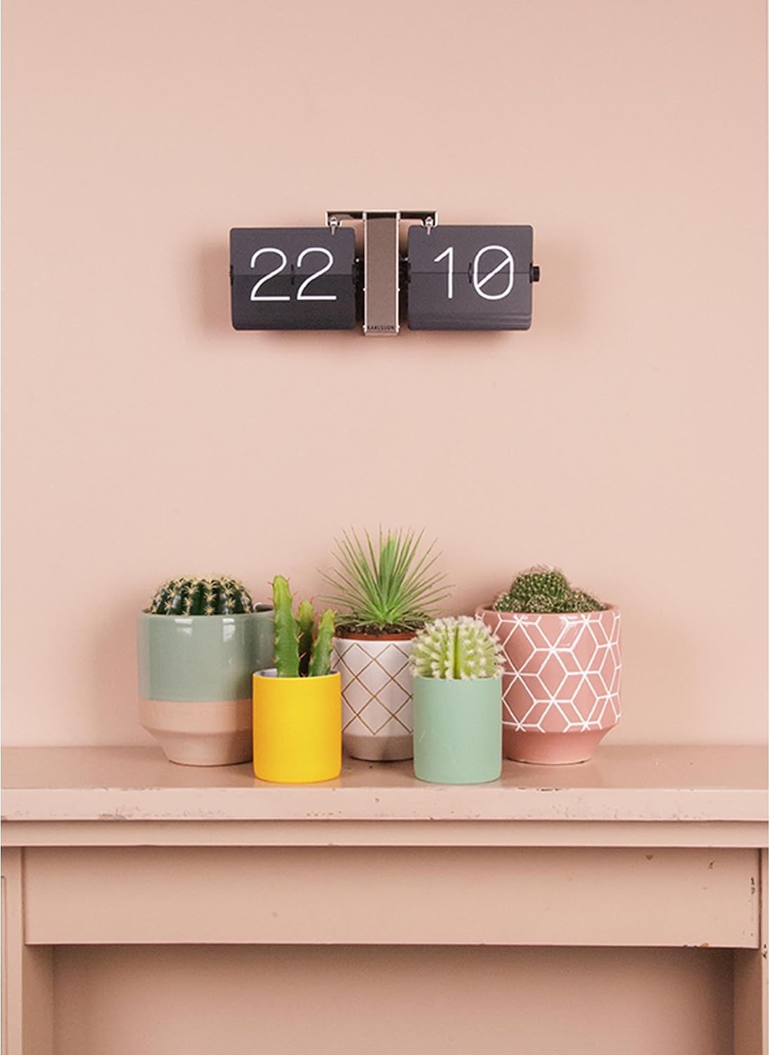 Detalle 2 de Karlsson Flipklok No Case – analoge tafelklok met chromen basis, zwart