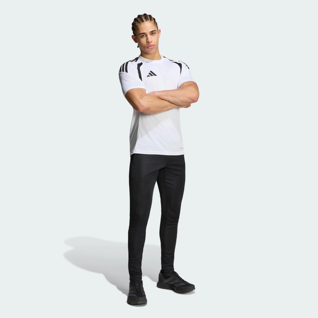Detalle de Pantalón Tiro 23 League de Adidas: versátil y cómodo para entrenos y ocio