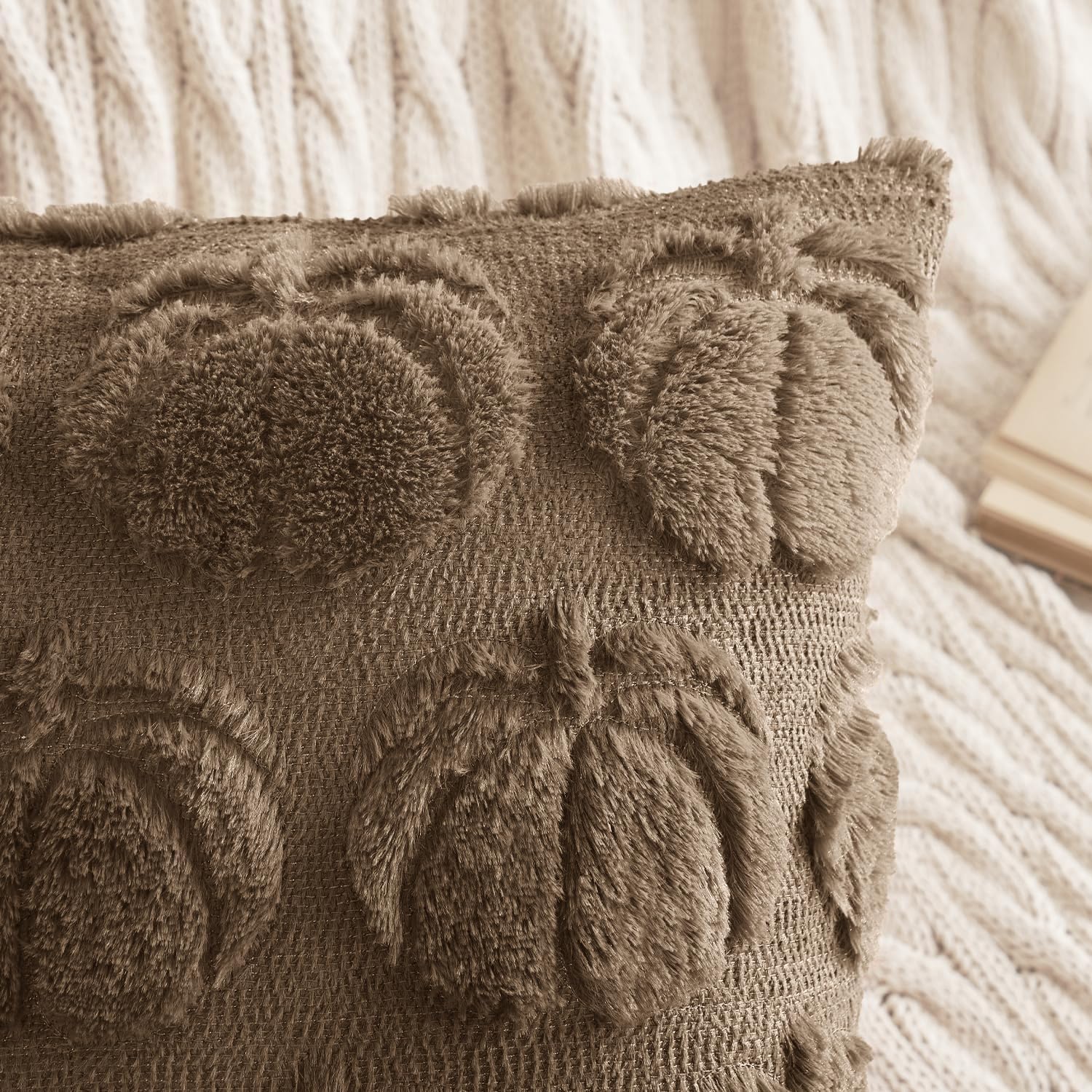 Detalle de MIULEE Fall Pumpkin Pillow Covers, 20x20 Coco Brown Faux Fur, Set of 2