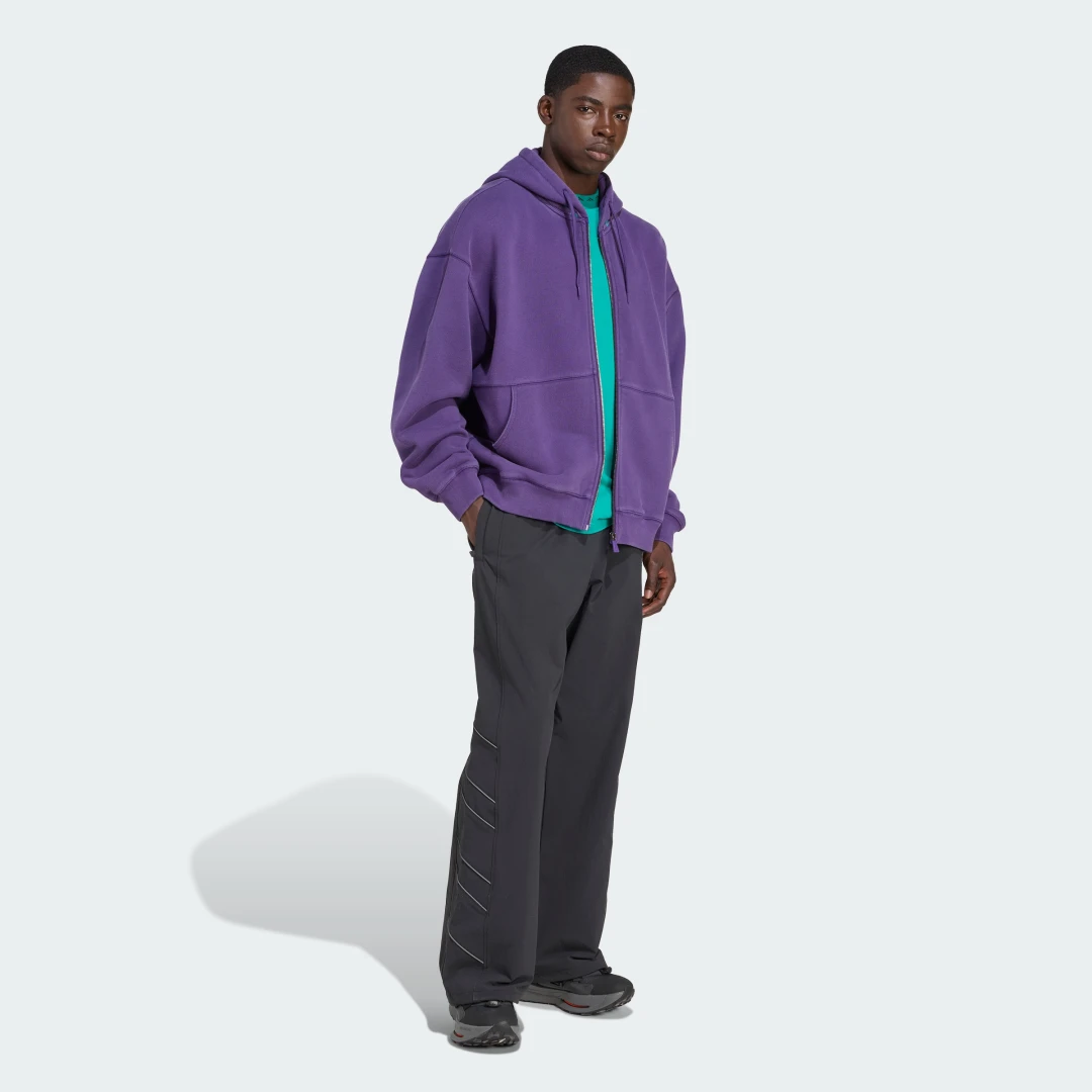 Detalle de Chaqueta con capucha EQT Fleece de Adidas – color violeta