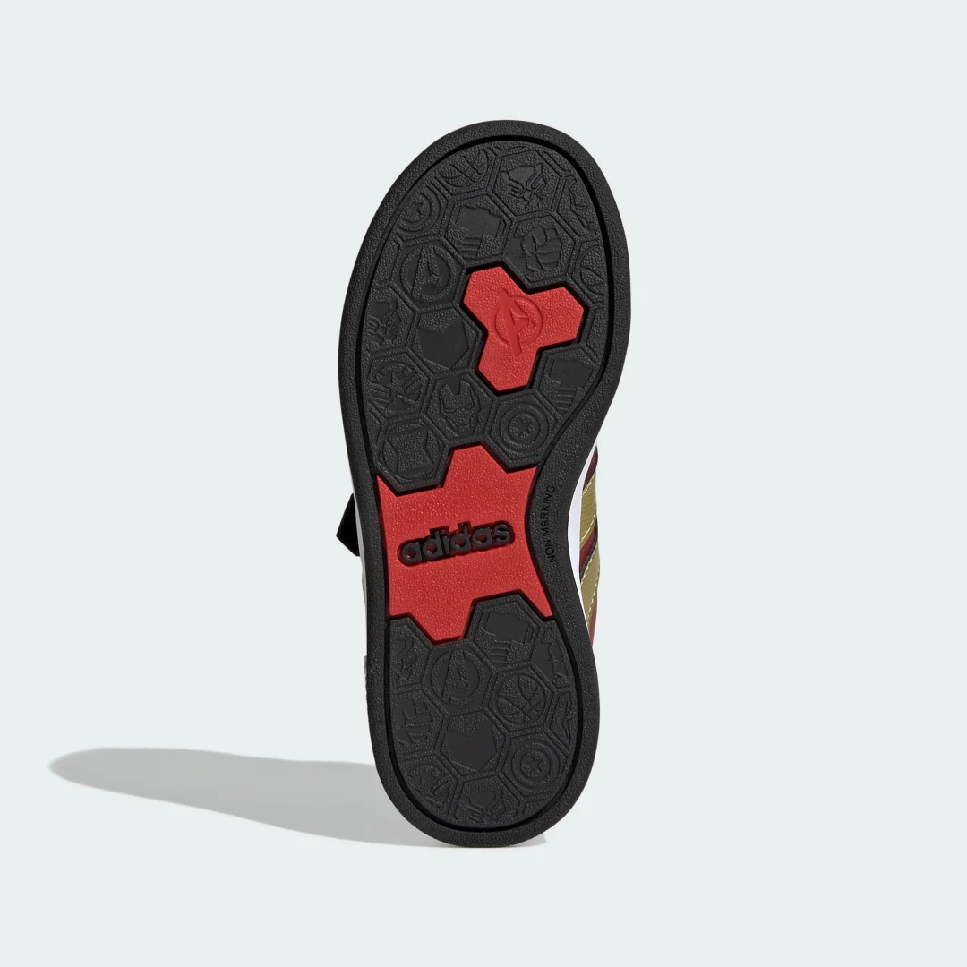 Detalle de Zapatilla Adidas Marvel Avengers Grand Court (Rojo) – estilo urbano y veraniego
