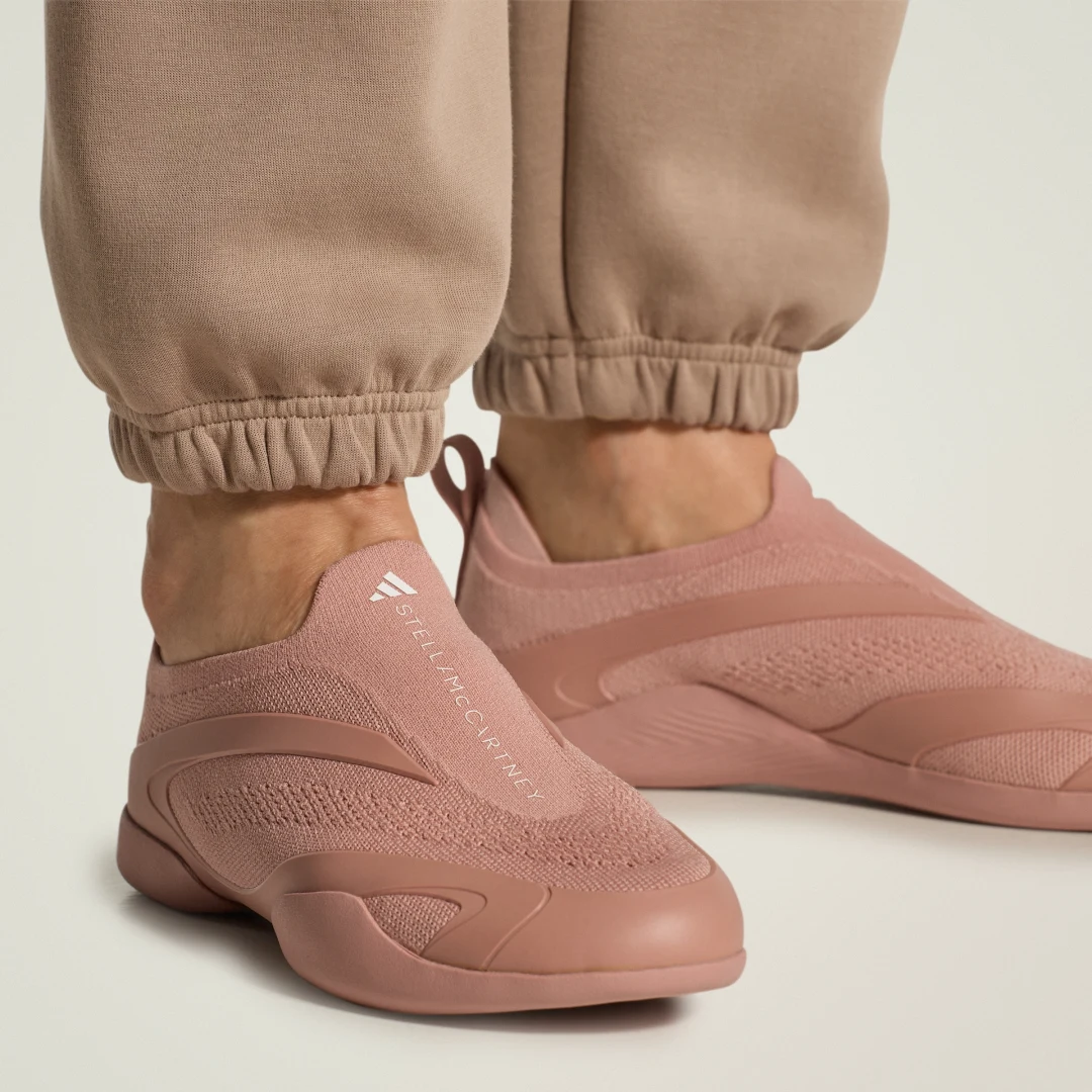 Detalle de Zapatilla Adidas by Stella McCartney Taekwondo – marrón