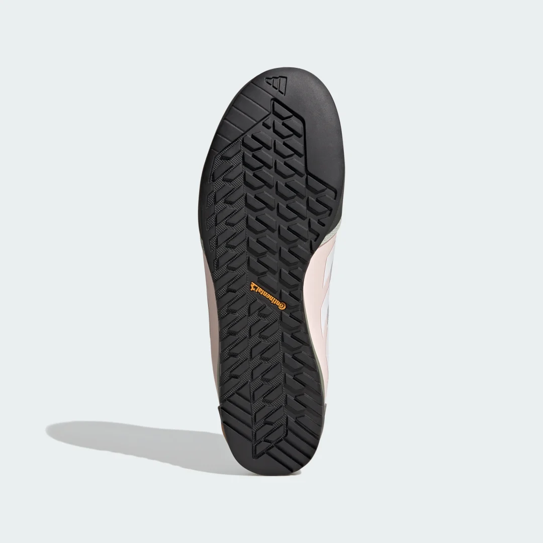 Detalle de Adidas Terrex Skychaser Solo: zapatilla de aproximación en color blanco