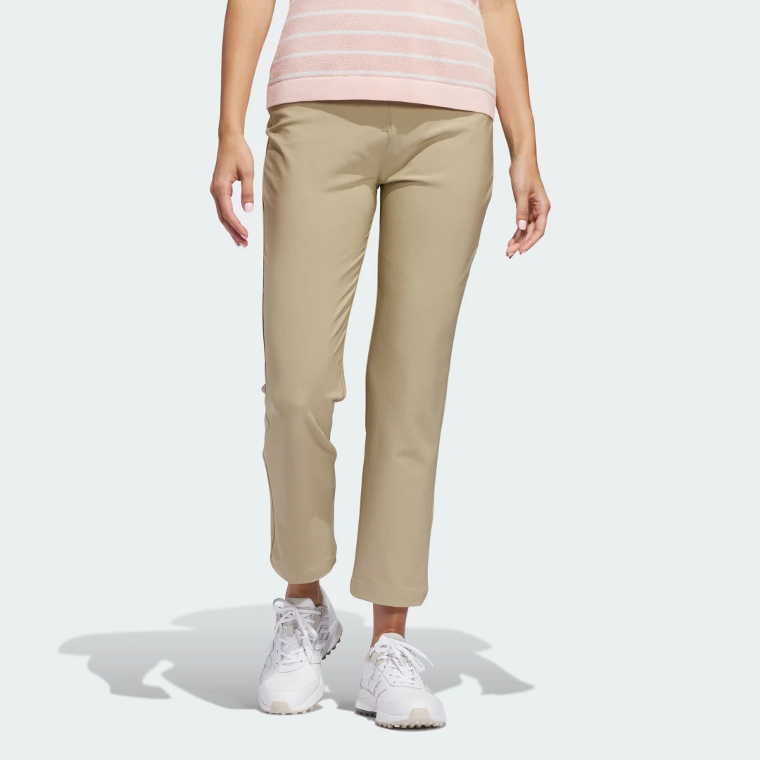 Detalle de Pantalón tobillero Ultimate365+ de Adidas – rendimiento y comodidad en Beige