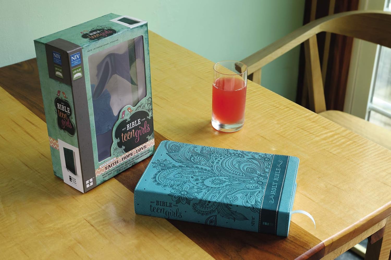 Thumbnail 5 de NIV Bible for Teen Girls, Blue Leathersoft Edition with Daily Readings