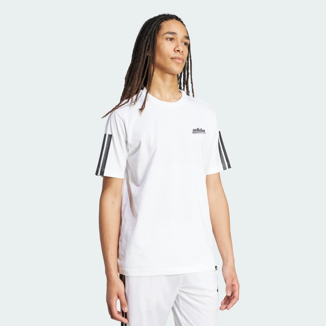 Thumbnail 2 de Adidas Camiseta Color Script Graphic blanca: equilibrio entre estilo urbano y comodidad