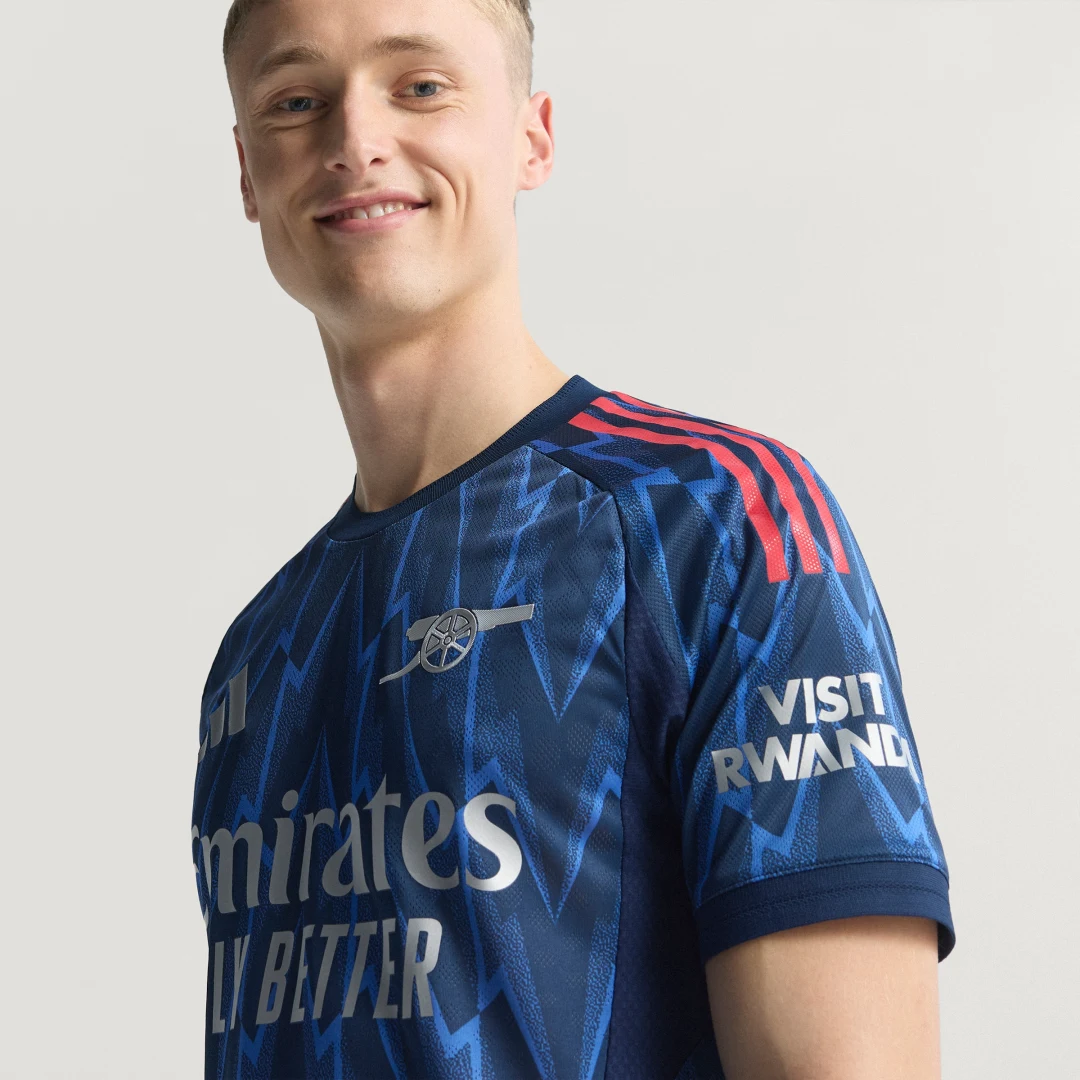 Detalle de Camiseta Arsenal 25/26 Segunda Equipación Oficial — Adidas
