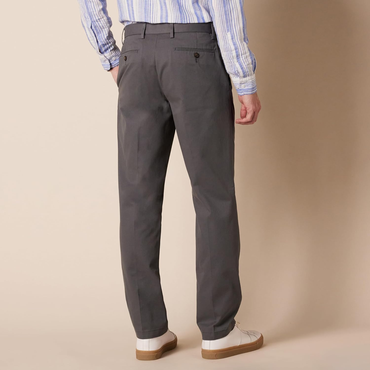 Detalle 2 de Amazon Essentials Men's Straight Fit Wrinkle-Resistant Flat-Front Casual Chino Trousers