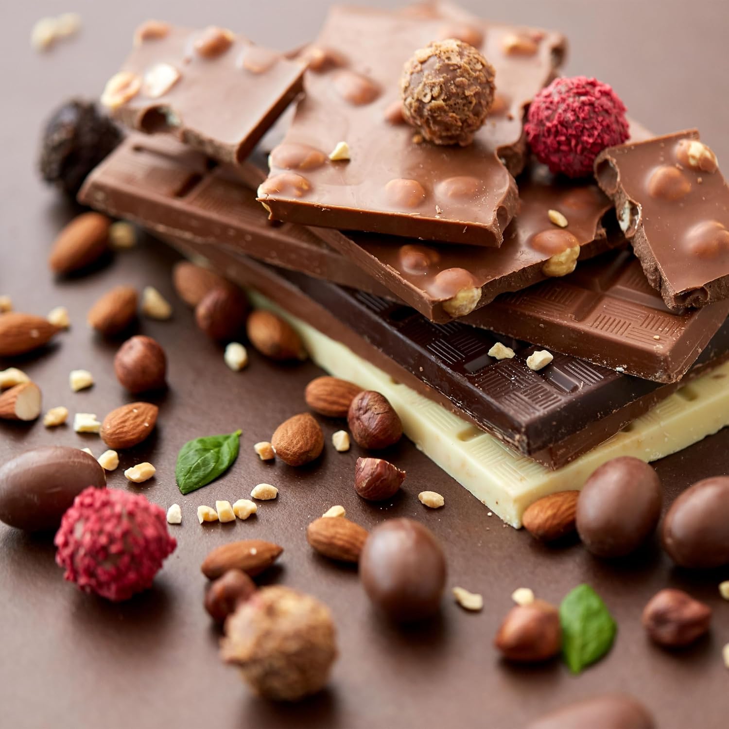 Detalle de Yupik Milk Chocolate-Covered Almonds, 2.2 lb