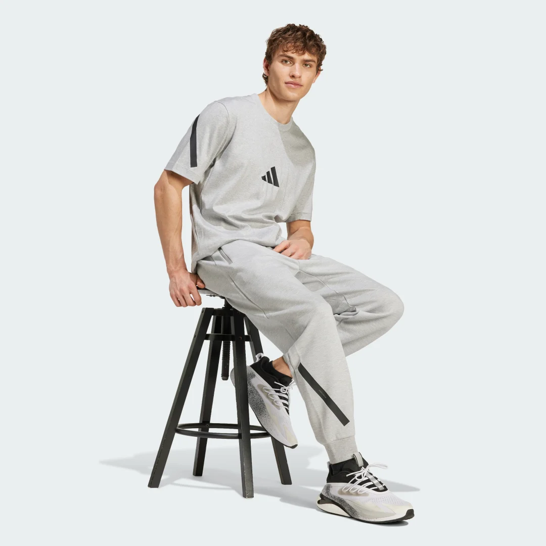 Detalle de Camiseta adidas Z.N.E. en gris – comodidad y estilo urbano de Adidas