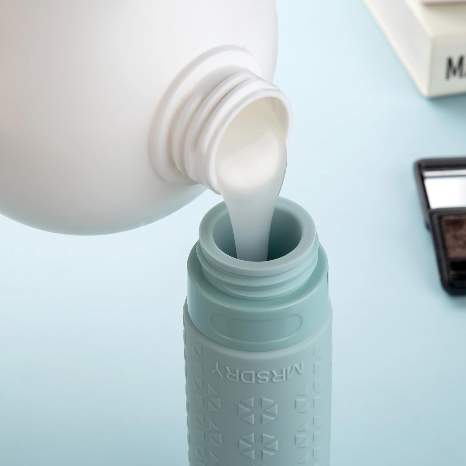 Detalle 2 de Mrsdry Travel Bottles, 3 oz Silicone Squeeze Bottles, TSA-Approved 4-Pack