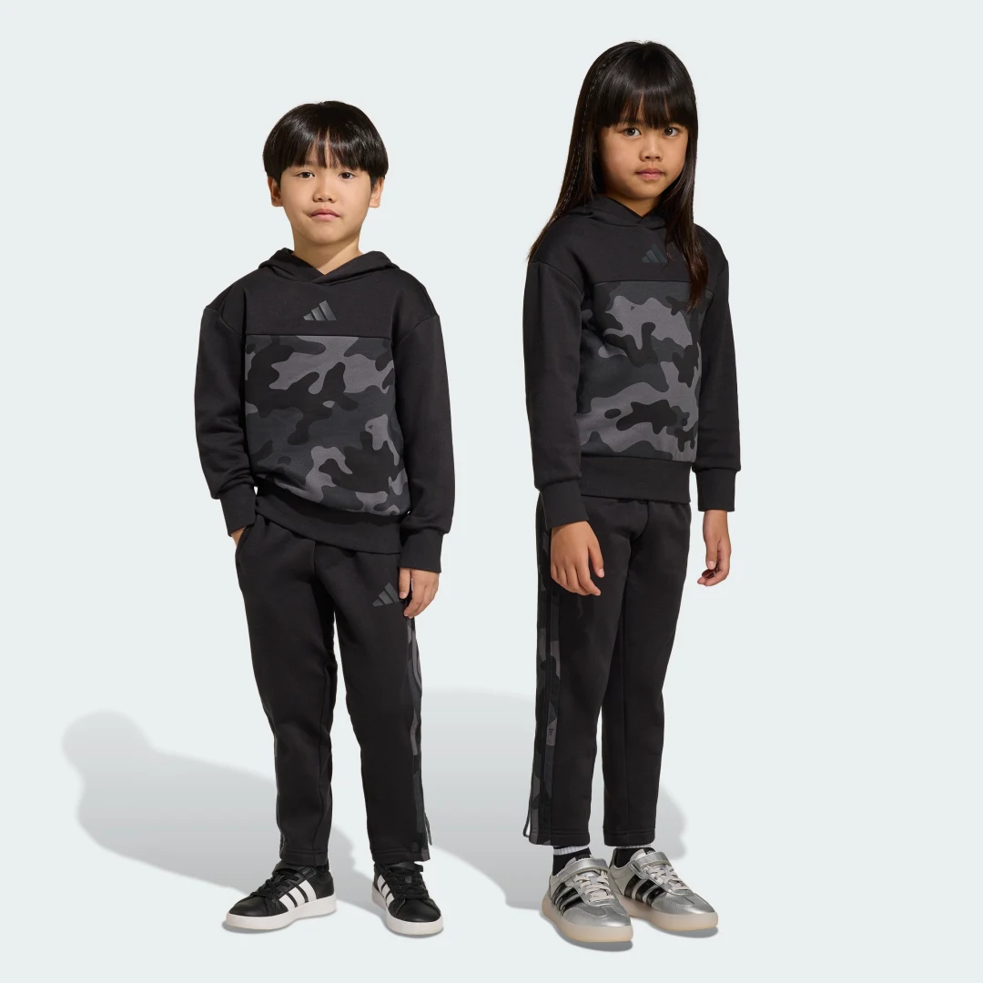 Detalle de Conjunto de chándal de felpa con estampado de camuflaje Seasonal Essentials de Adidas