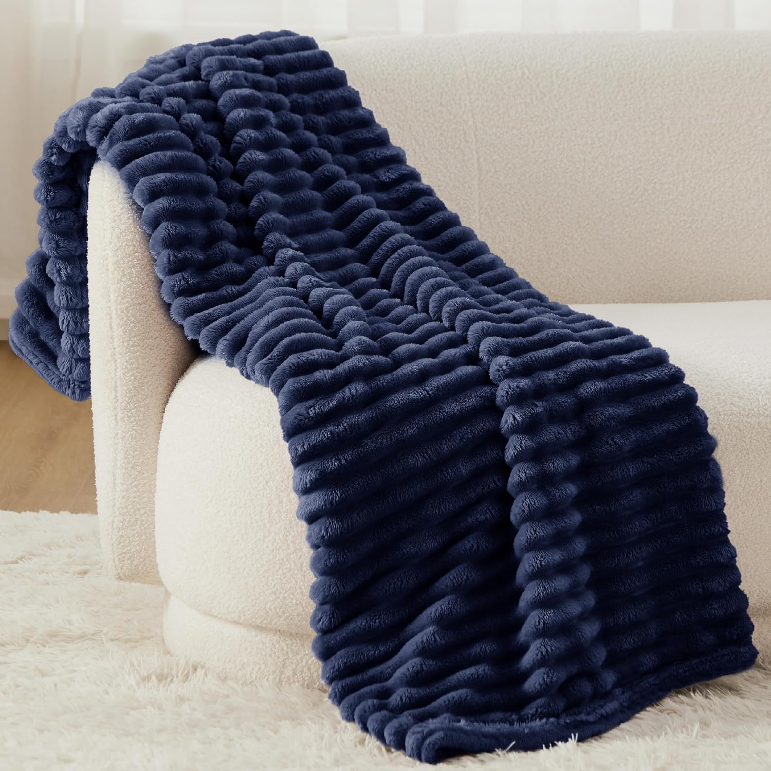 Detalle 2 de Bedsure Fleece Throw Blanket for Sofa (Navy) 130x170 cm – fluffy, warm and machine-washable