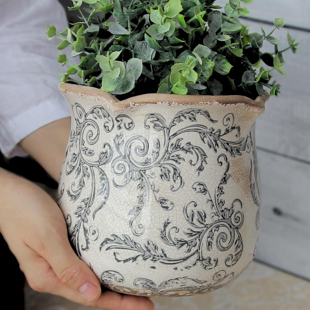 Detalle 2 de Xiaan Jiaju Ceramic Planter, Gray Swirls, Crackle Glaze and Drainage Hole