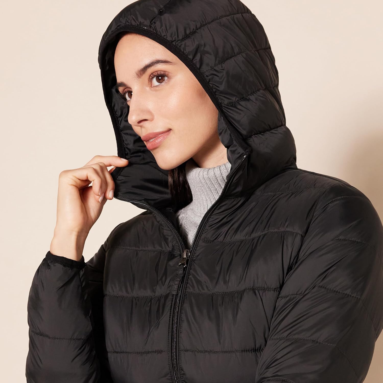 Detalle de Amazon Essentials Women's Lightweight Water-Resistant Packable Hooded Puffer Coat (Plus Size)