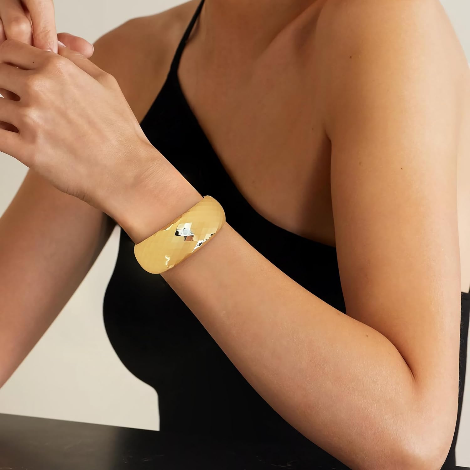 Thumbnail 2 de HolidayQbee Damen Armreif „Gold/Silber“ mit Facettenschliff & Klappverschluss – breite Statement Manschette