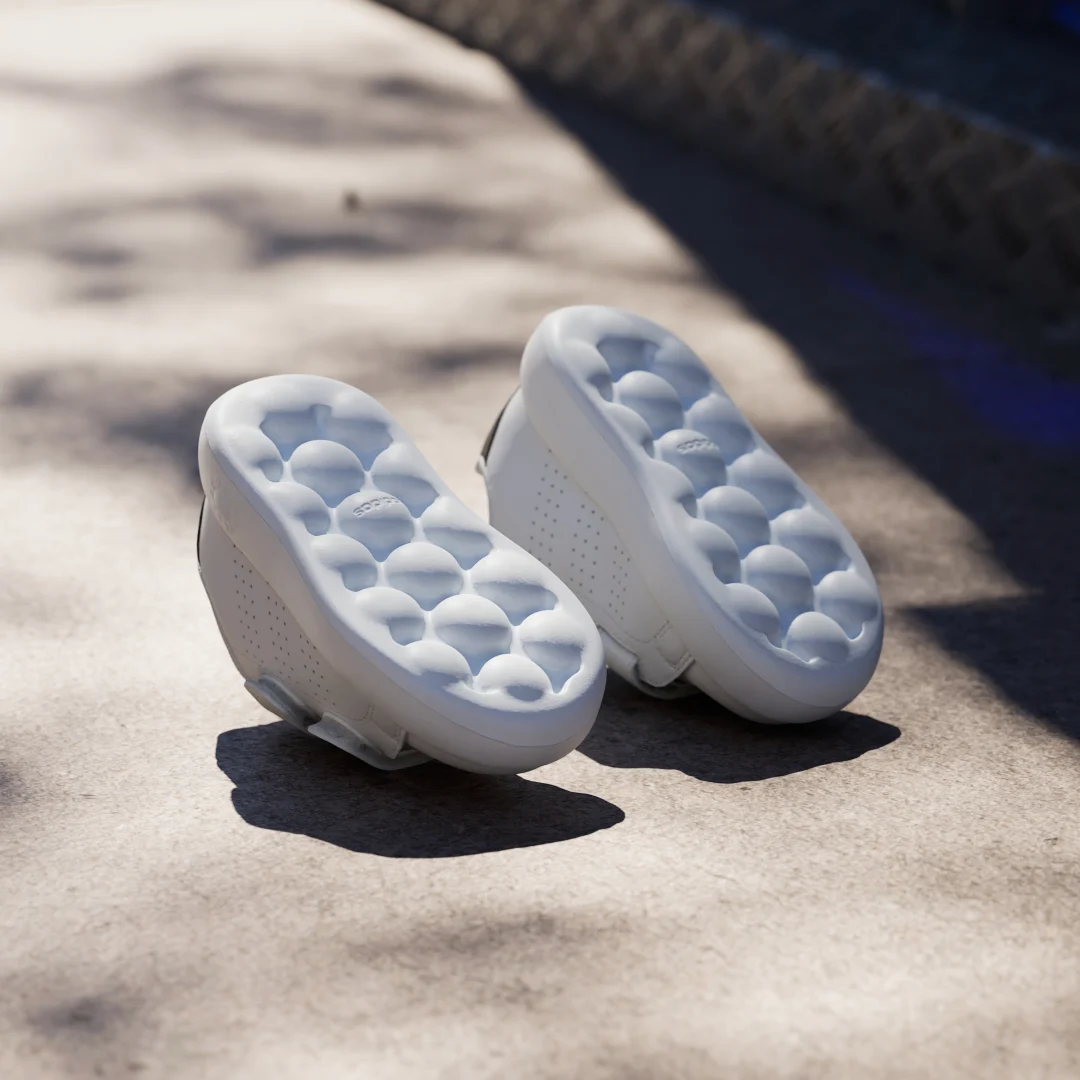 Detalle de Zapatilla Advantage (Bebé) de Adidas – blanquita para los primeros pasos
