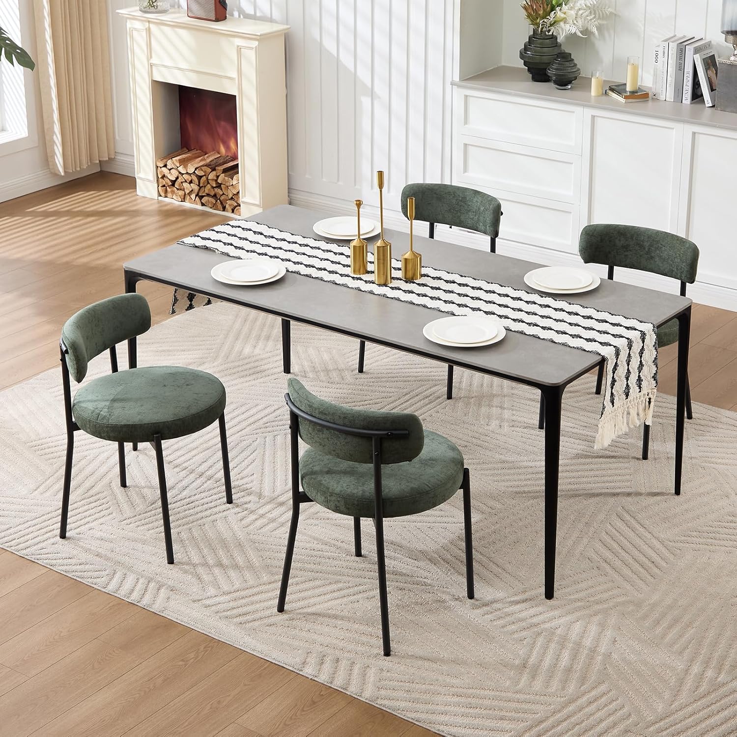 Lot de 4 chaises de salle à manger Orirsnug en velours vert avec dossier incurvé et pieds métal noirs