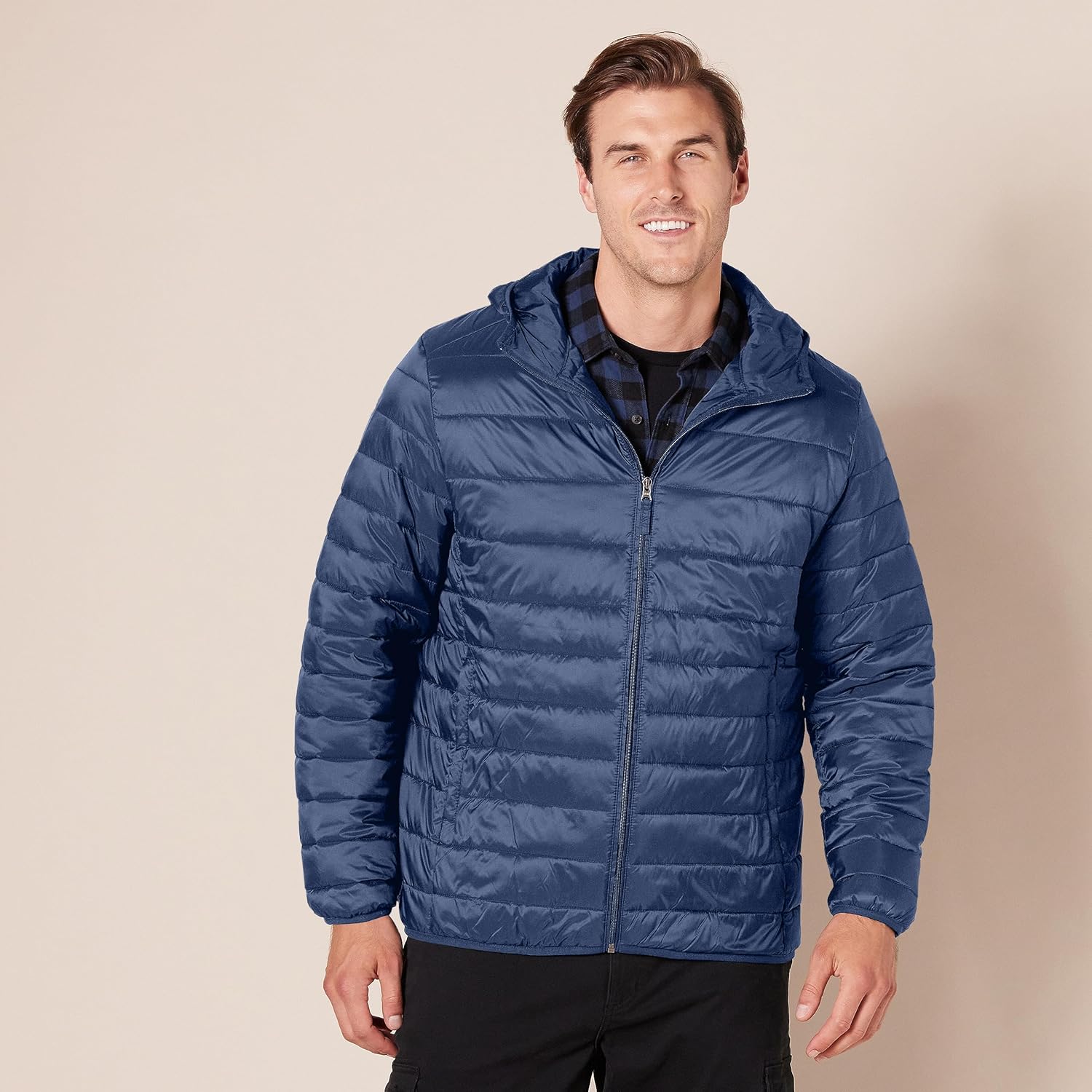 Thumbnail 4 de Amazon Essentials Men’s Lightweight Water-Resistant Packable Hooded Puffer Jacket