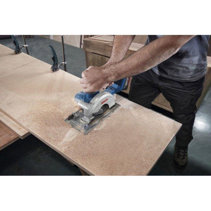 Detalle de Bosch Professional GKS 18V‑51: Sierra circular sin escobillas de 140 mm (18 V) para obra y taller