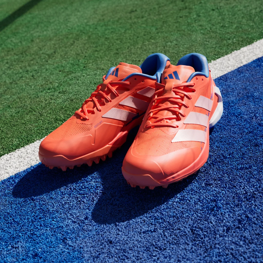 Detalle de Adidas Adizero Lux 3: Bota de hockey sobre hierba en naranja