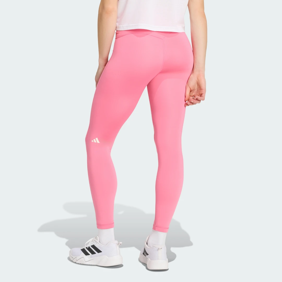 Detalle 2 de Mallas 7/8 3 Stripes Studio All Me X-Over de Adidas: comodidad y estilo para entrenar