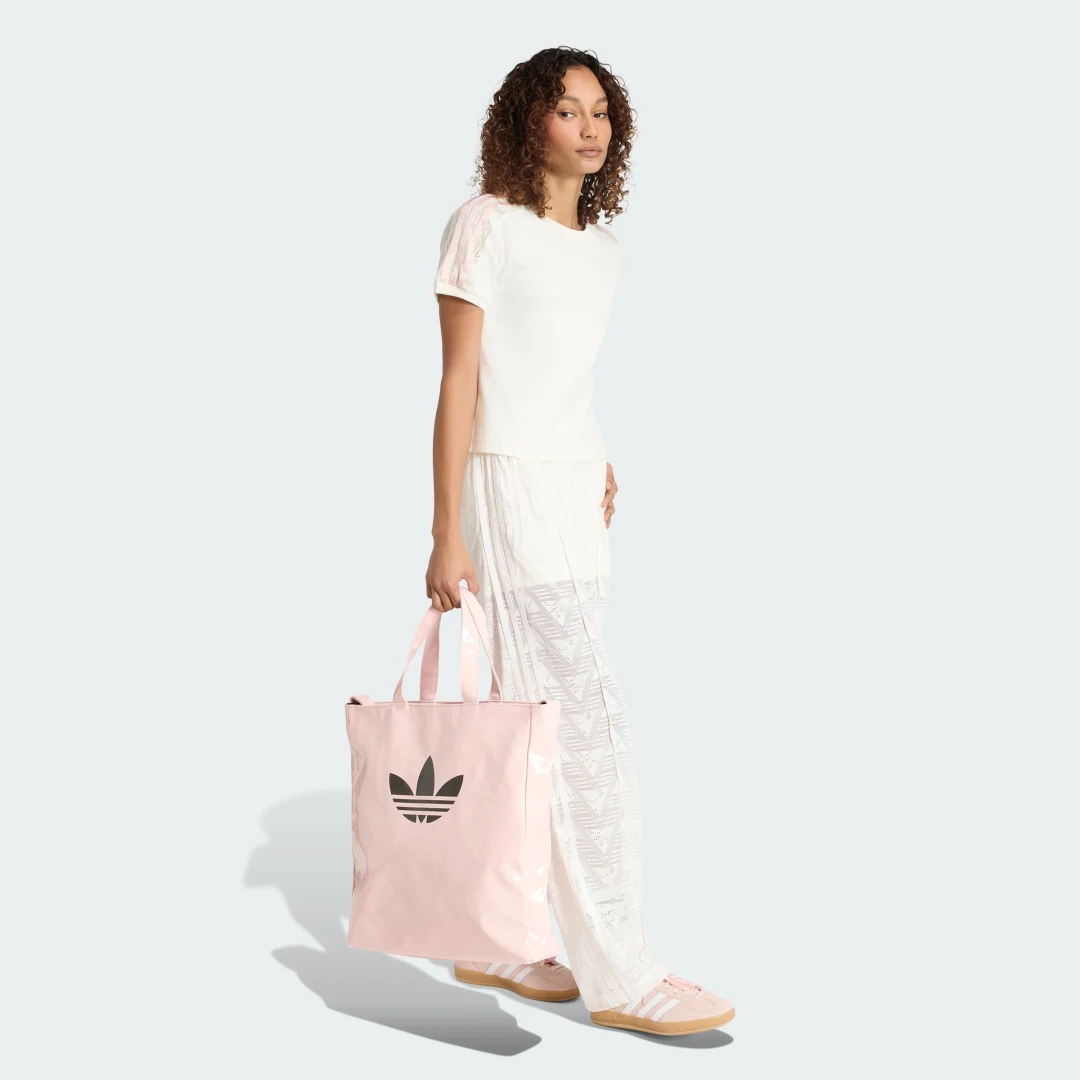 Detalle de Camiseta Lace Cali de Adidas – comodidad blanca para el día a día