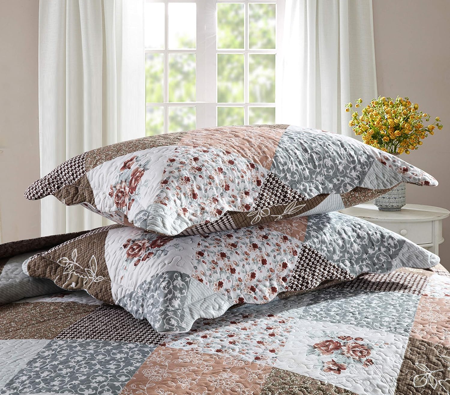 Detalle 2 de Travan 3-Piece Queen Quilt Set with Shams: Oversized, Reversible Microfiber Comfort
