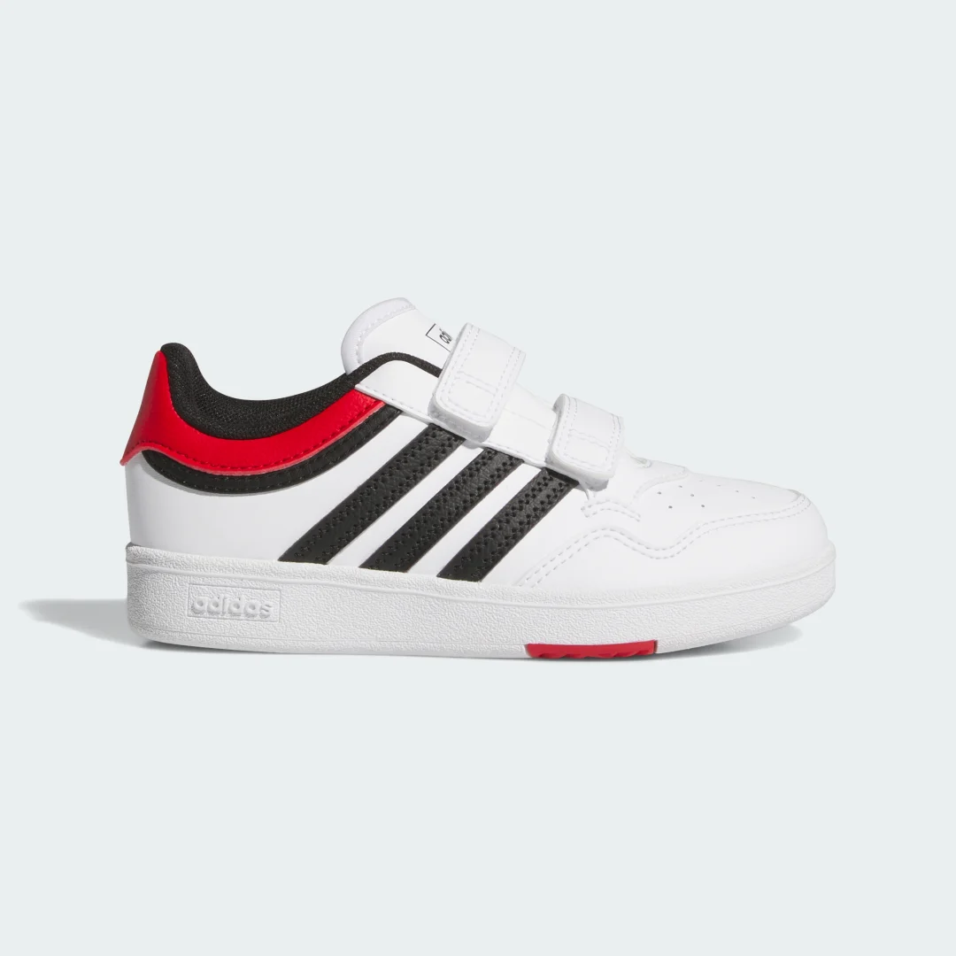 Detalle de Hoops 4.0 de Adidas: comodidad y versatilidad en blanco