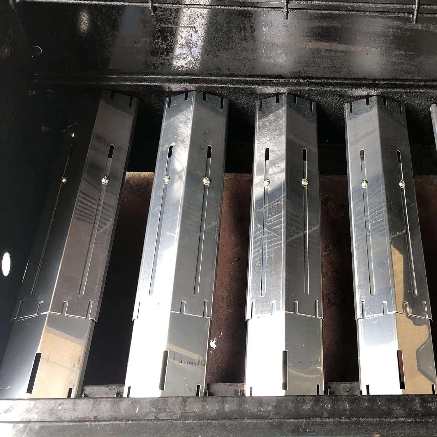 Detalle 2 de WELL GRILL Universal Flavorizer Bars 4-Pack – Stainless Steel Heat Shield Plates (30–53 cm) for Most Gas Grills