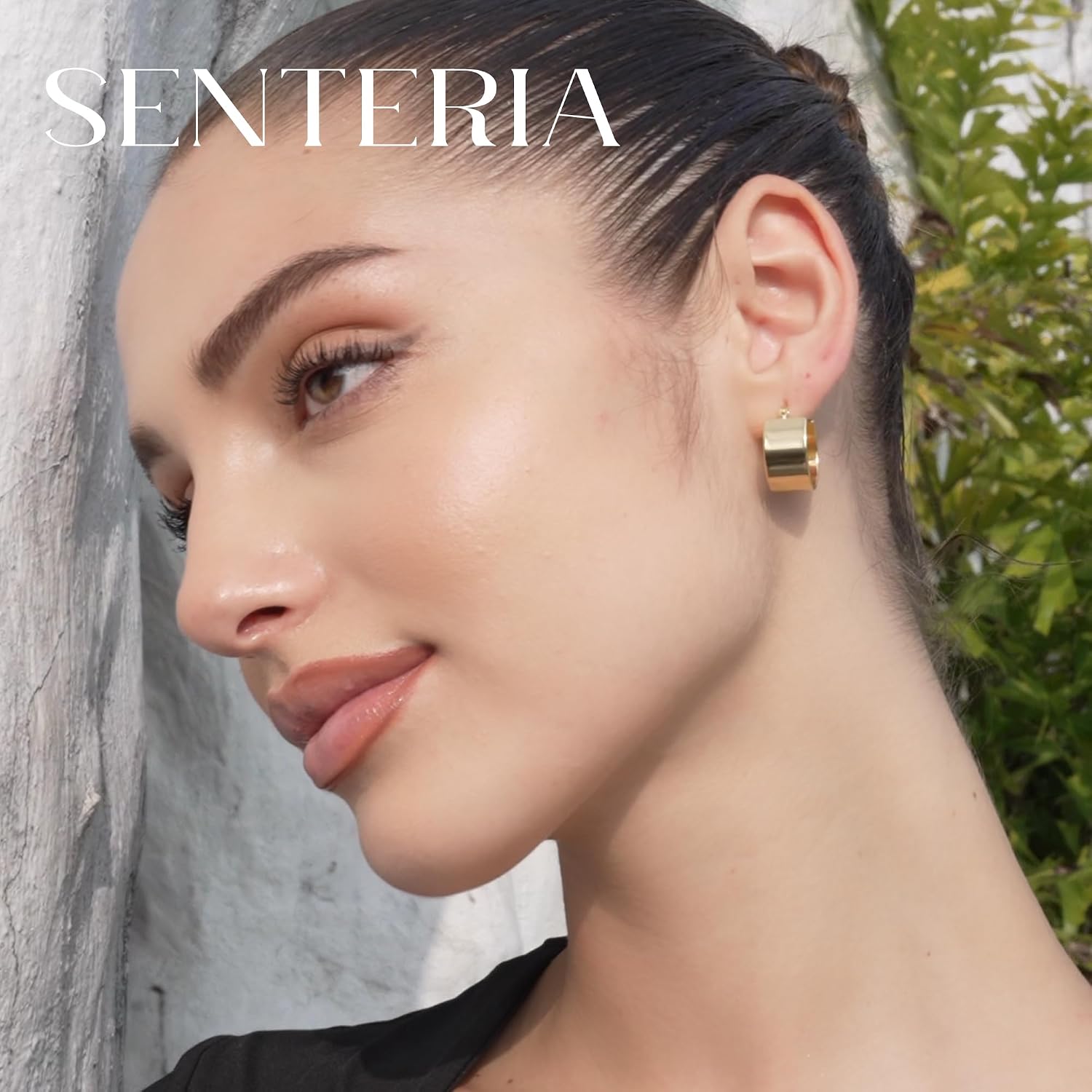 Detalle de Chunky Gold Hoop Earrings 14K Gold-Plated