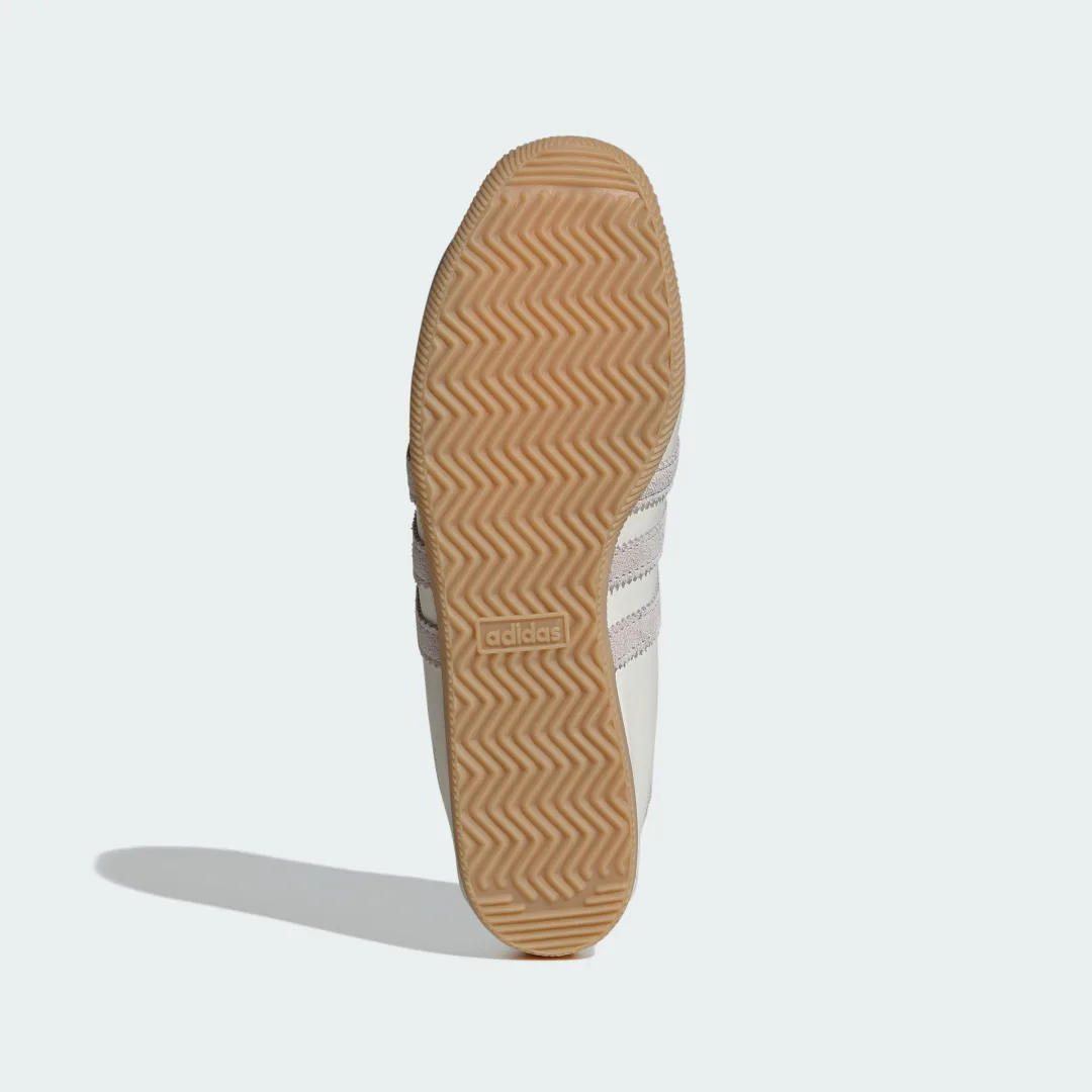 Detalle de Zapatilla Paris de Adidas: leather blanco para un estilo limpio y cómodo