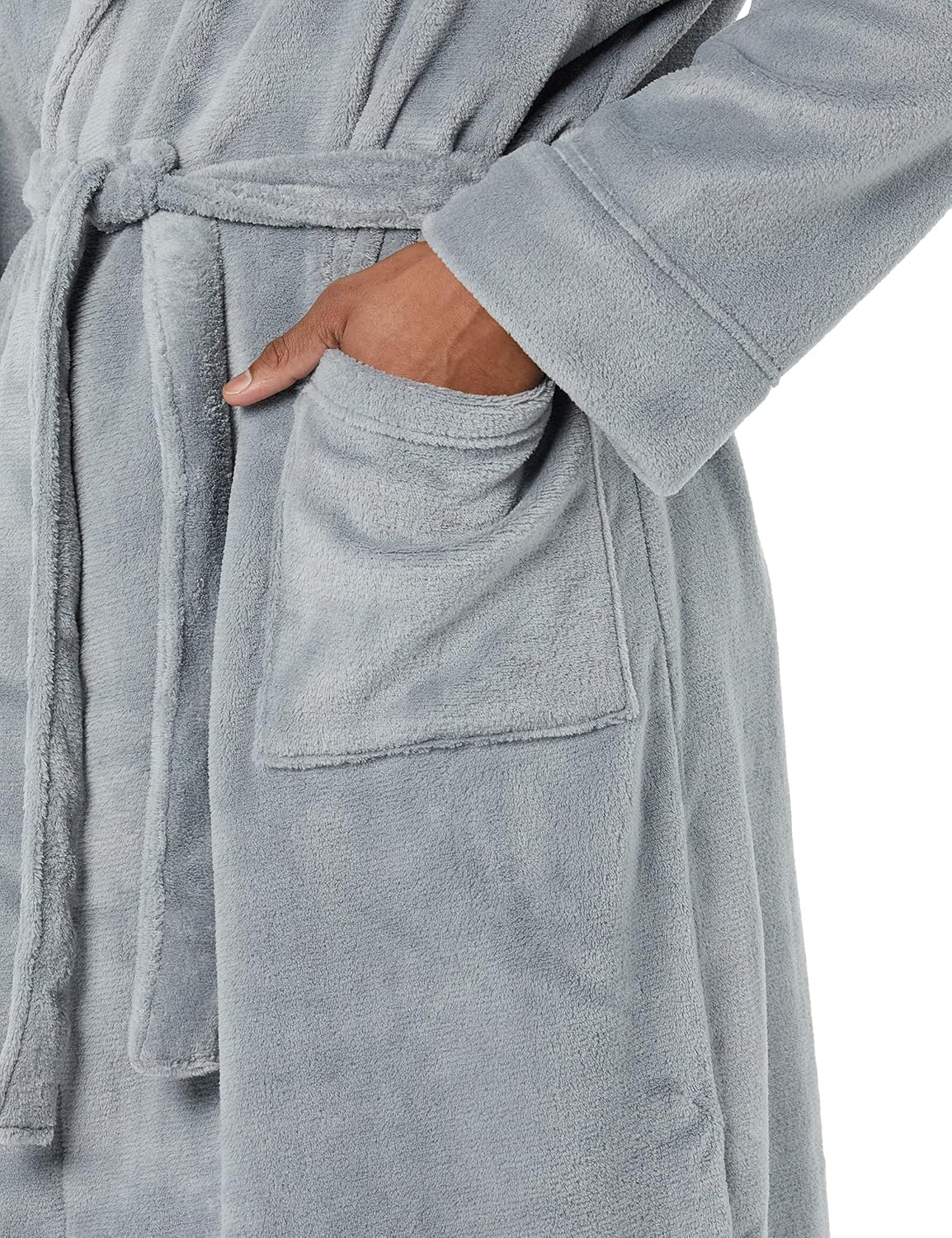Detalle de Amazon Essentials Herren Mittellanger Bademantel Plüsch – gemütlich, lässig geschnitten