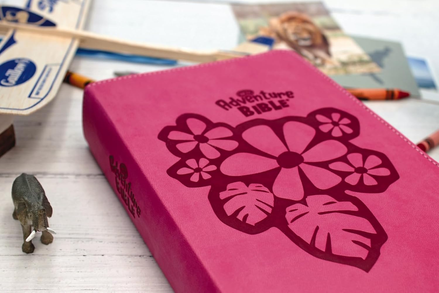 Detalle de NKJV Adventure Bible, Pink Leathersoft Cover, Full Colour, 1,568 Pages