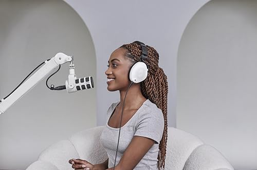 Detalle 2 de RØDE PodMic: Micrófono dinámico para podcast y voz con montura integrada