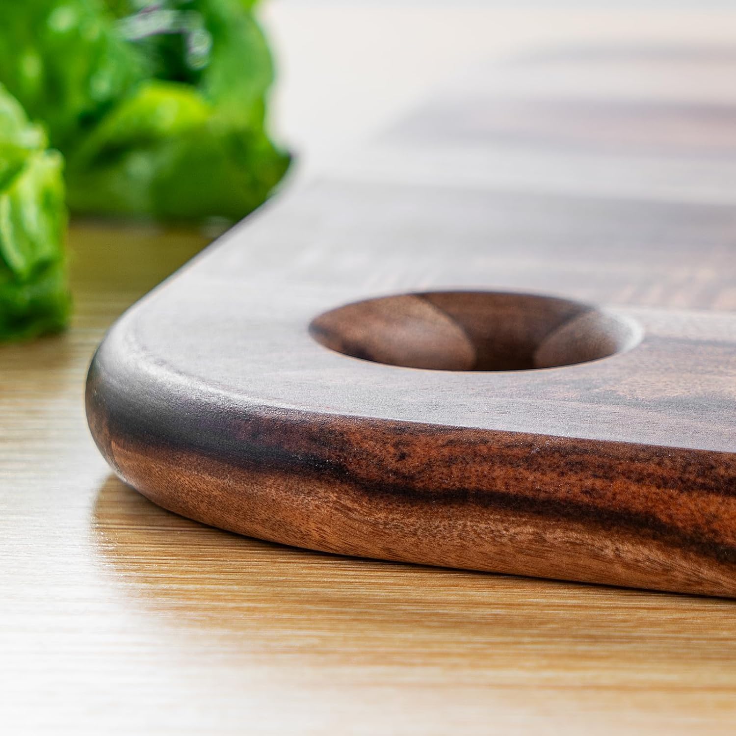 Detalle de Acacia Wood chopping boards (James.F) – solid acacia wooden cutting & serving board with hanging hole