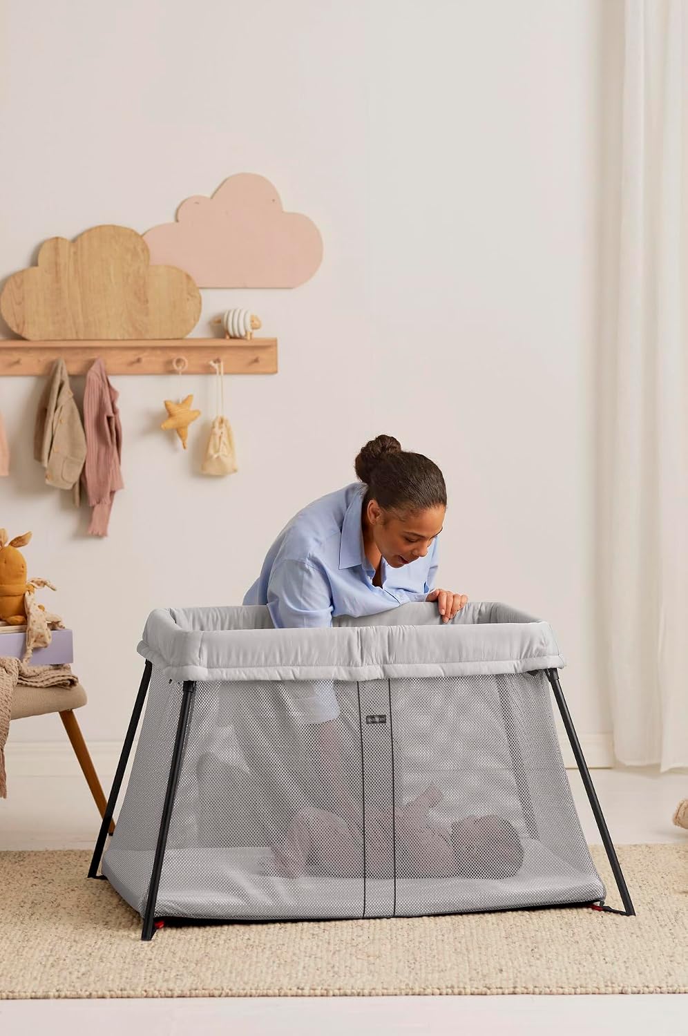 Detalle de BabyBjörn Light 040948 – składane łóżeczko turystyczne, srebrne
