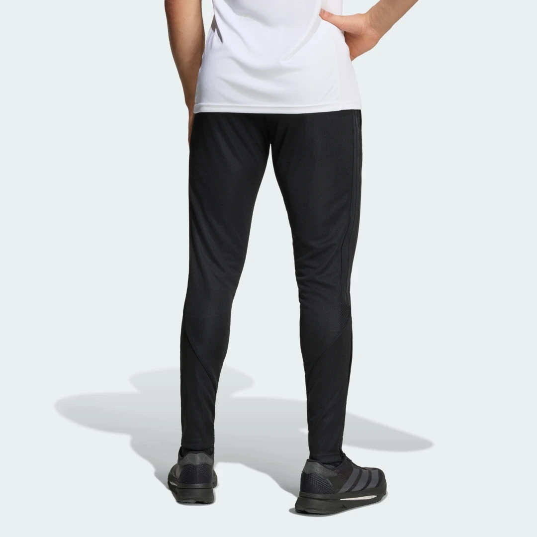 Detalle 2 de Pantalón Tiro 23 League de Adidas: versátil y cómodo para entrenos y ocio