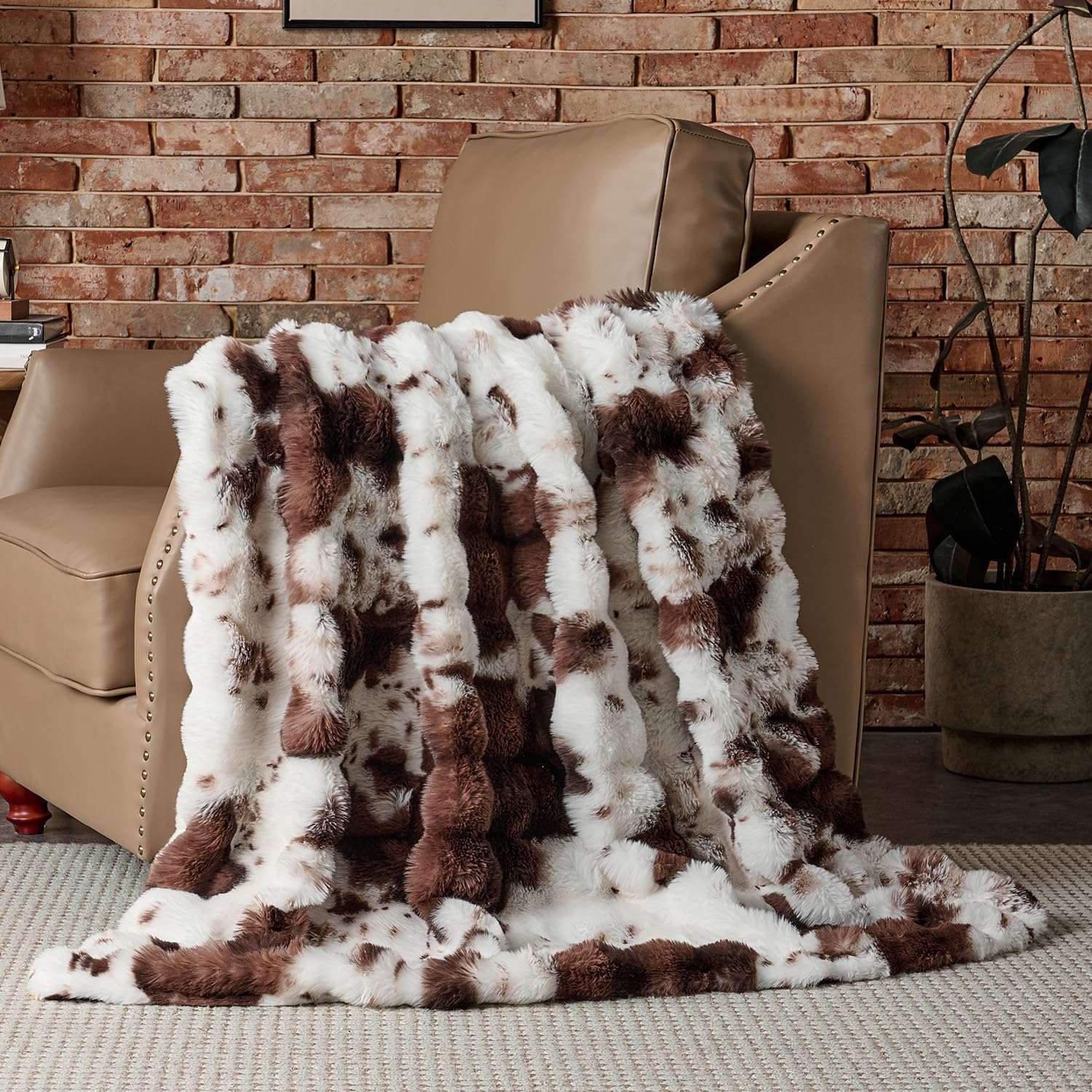 Detalle de Lotus Karen Faux Fur Throw Blanket, Dark Brown Cow Print, Bubble Texture, 50 x 60 in