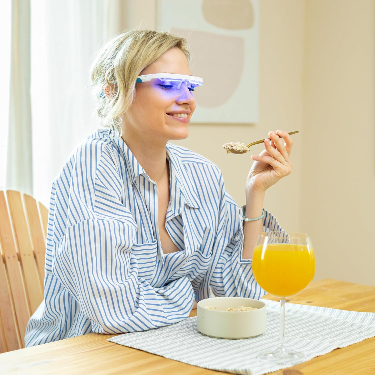 Detalle 2 de AYO Premium Blue Light Therapy Glasses: Portable Circadian Support for Sleep, Energy and Mood