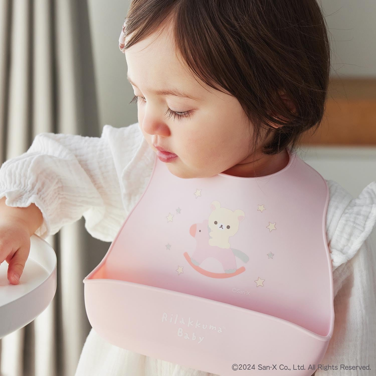 Detalle de DADWAY リラックマベビー シリコーンビブ BBRIL001012100 ブルー・コンパクトにたためるボタン留め