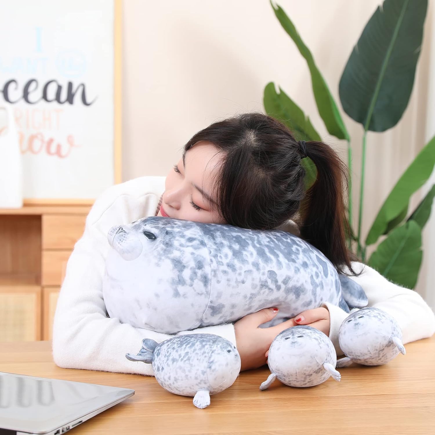 Detalle 2 de SQEQE Almohada de Foca gordita con 4 peluches bebé