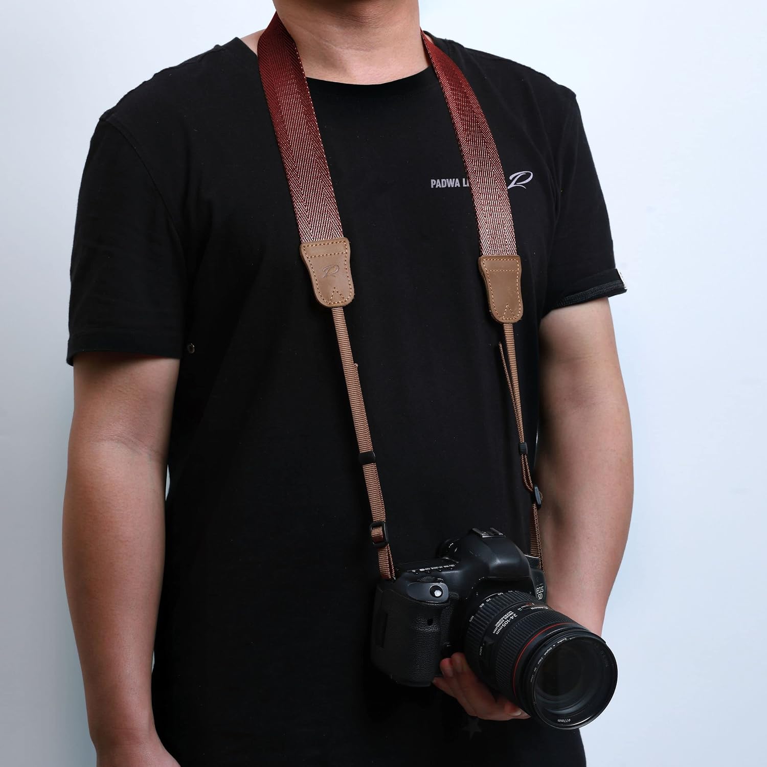Detalle 2 de Padwa Lifestyle Burgundy Red Camera Strap – Double-layer Crazy Horse Cowhide Ends, 1.5" Wide Cotton Strap