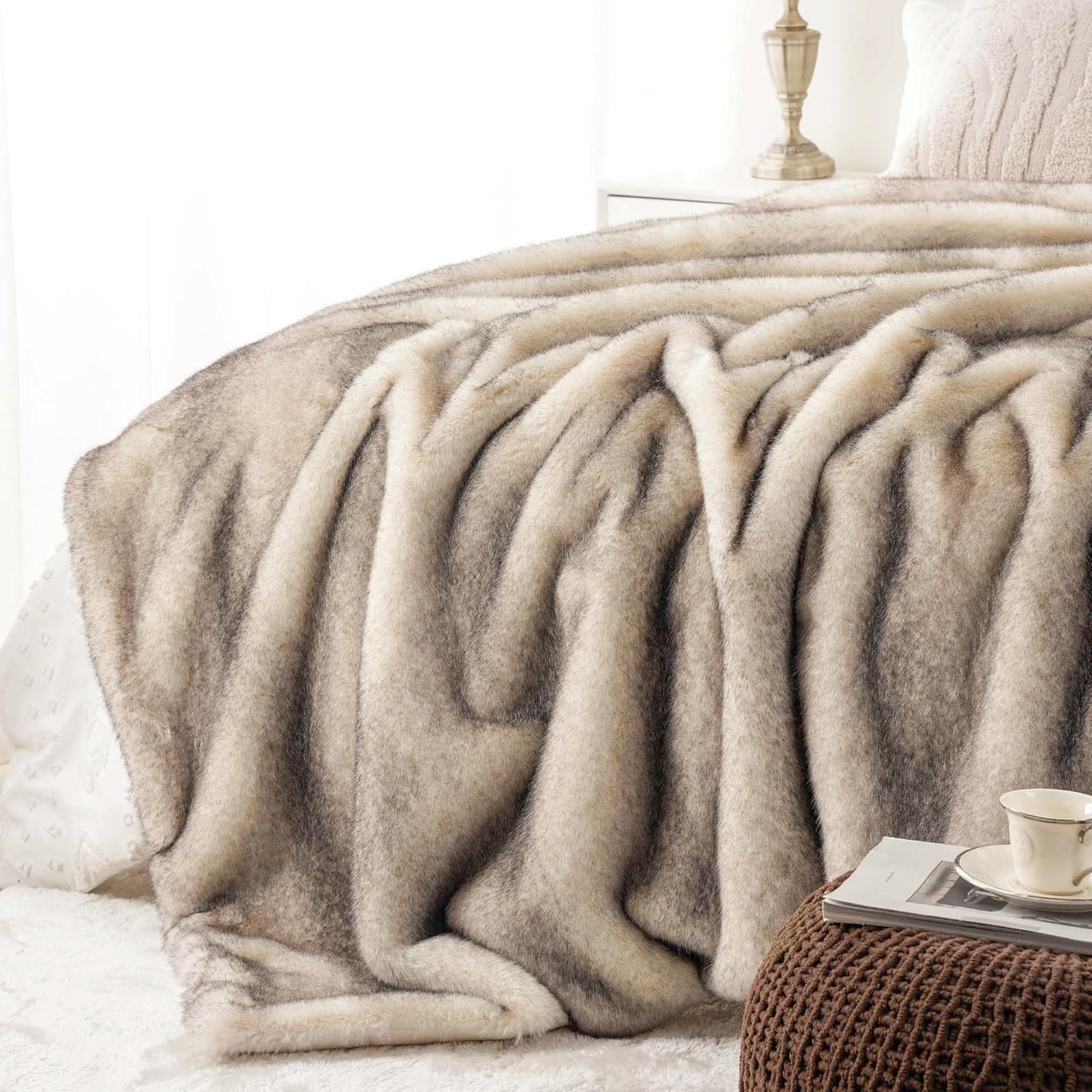 Detalle 2 de Battilo Luxury Faux Fur Throw Blanket, 50" x 60", Black-Tipped Reversible