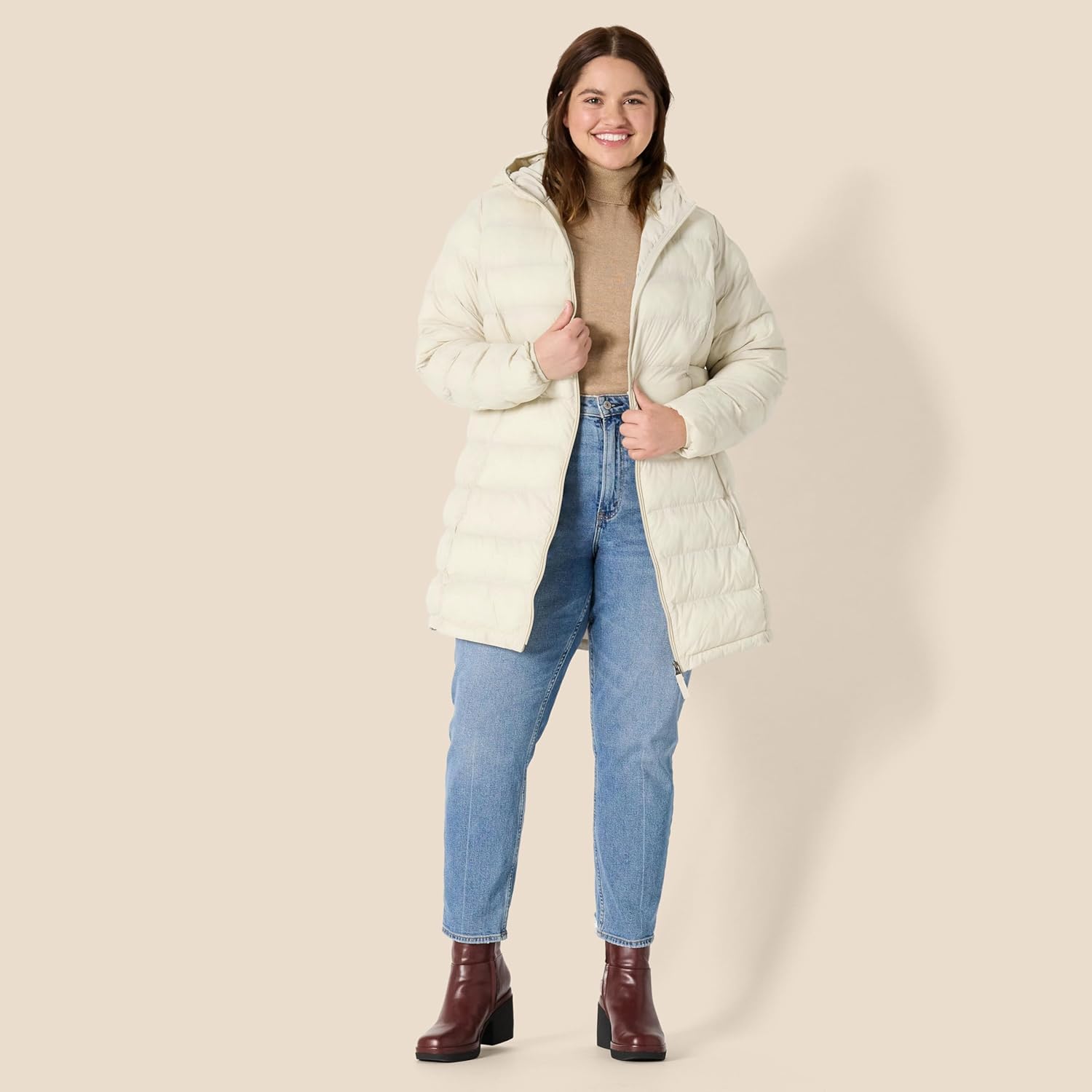 Thumbnail 5 de Amazon Essentials Women's Lightweight Water-Resistant Packable Hooded Puffer Coat (Plus Size)